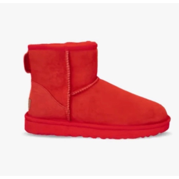 UGG Classic Mini ii Genuine Shearling lined Boots - Picture 1 of 4